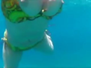 Podvodní pohlaví swiming připojenými opčními výstřel